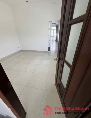 Cho thuê phòng trọ mặt tiền Luỹ Bán Bích, Tân Phú, có ban công